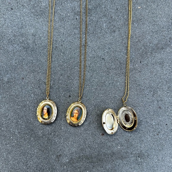Vintage Cameo Pendant Necklaces on vintage gold tone chains - Picture 8 of 10